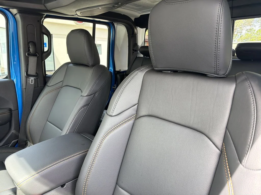 2026 Jeep Gladiator Sahara - Photo 12