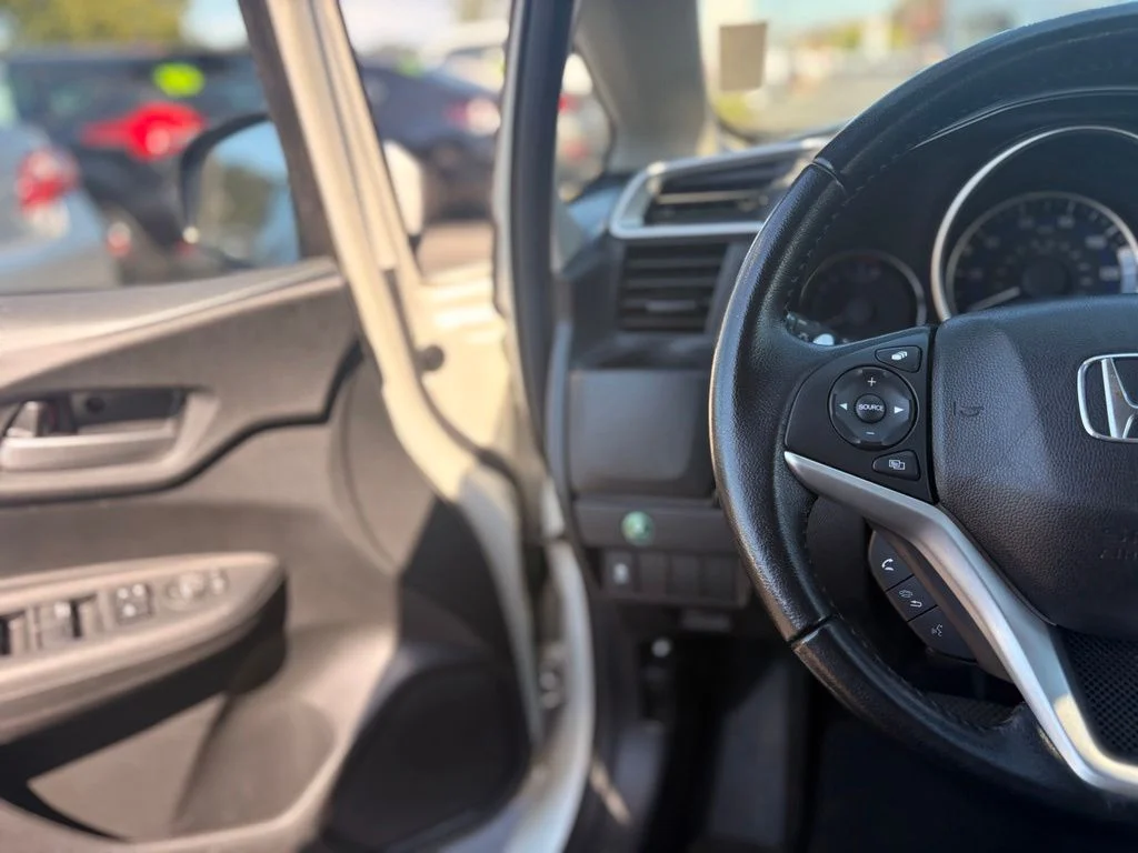 Used 2017 White Honda EX-L image 28