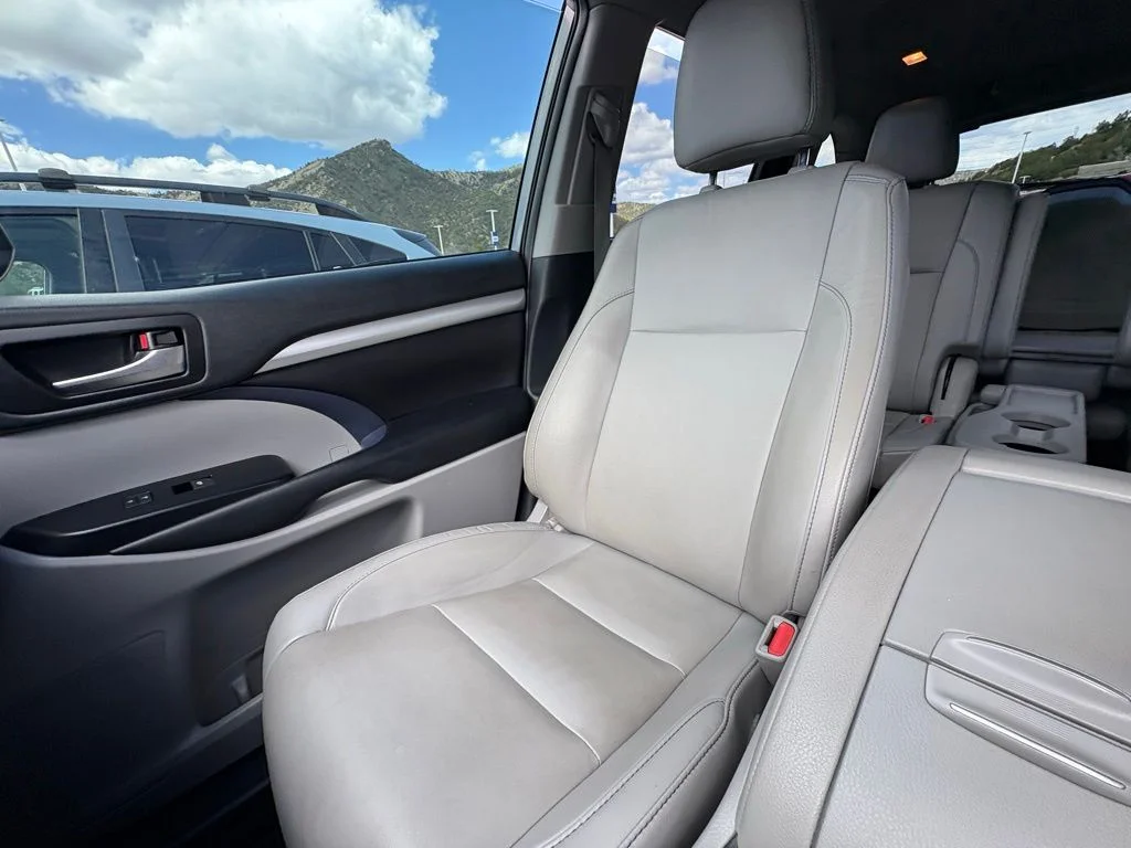 Used 2019 Predawn Gray Mica Toyota XLE image 23