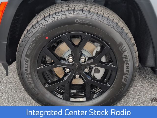 New 2026 Silver Zynith Exterior Paint Jeep Altitude image 12