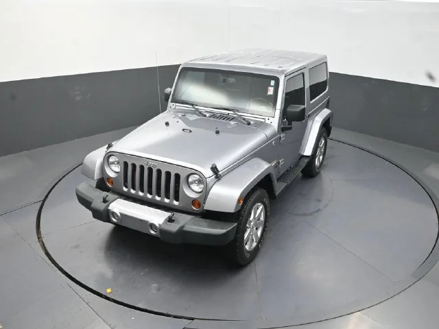 Used 2013 Silver Jeep Sahara image 22