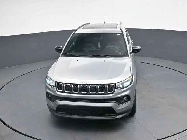 Used 2023 Silver Jeep Latitude image 30