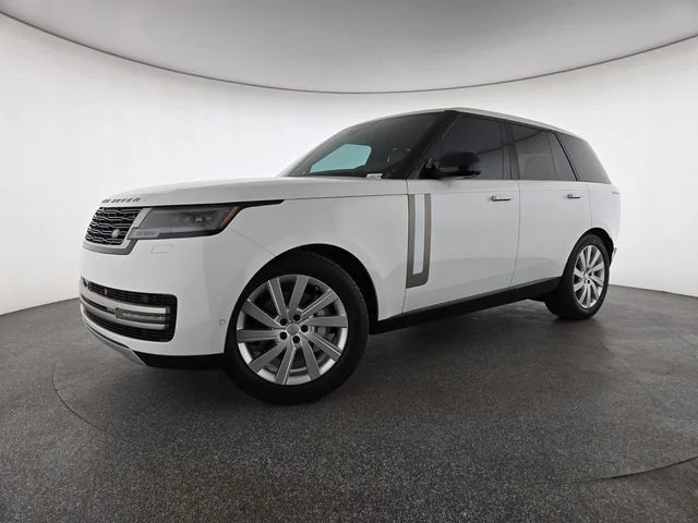 Used 2024  Land Rover SE image 1