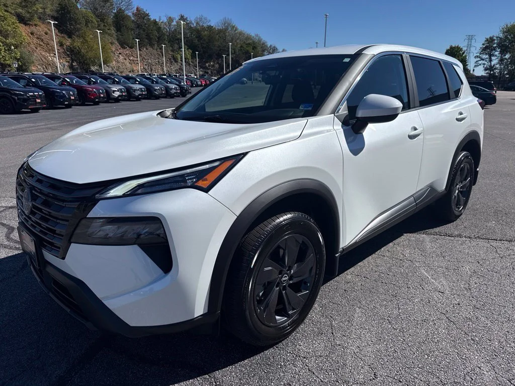 Used 2026 Everest White Nissan SV image 8