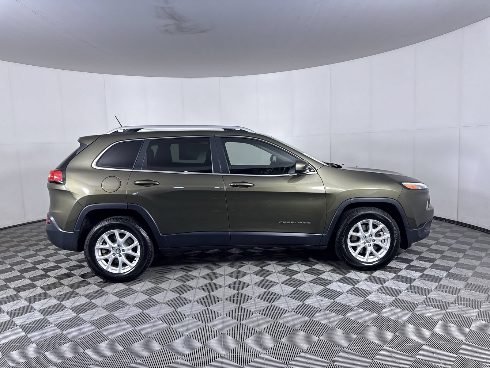 Used 2014 Eco Green Pearlcoat Jeep Latitude image 16