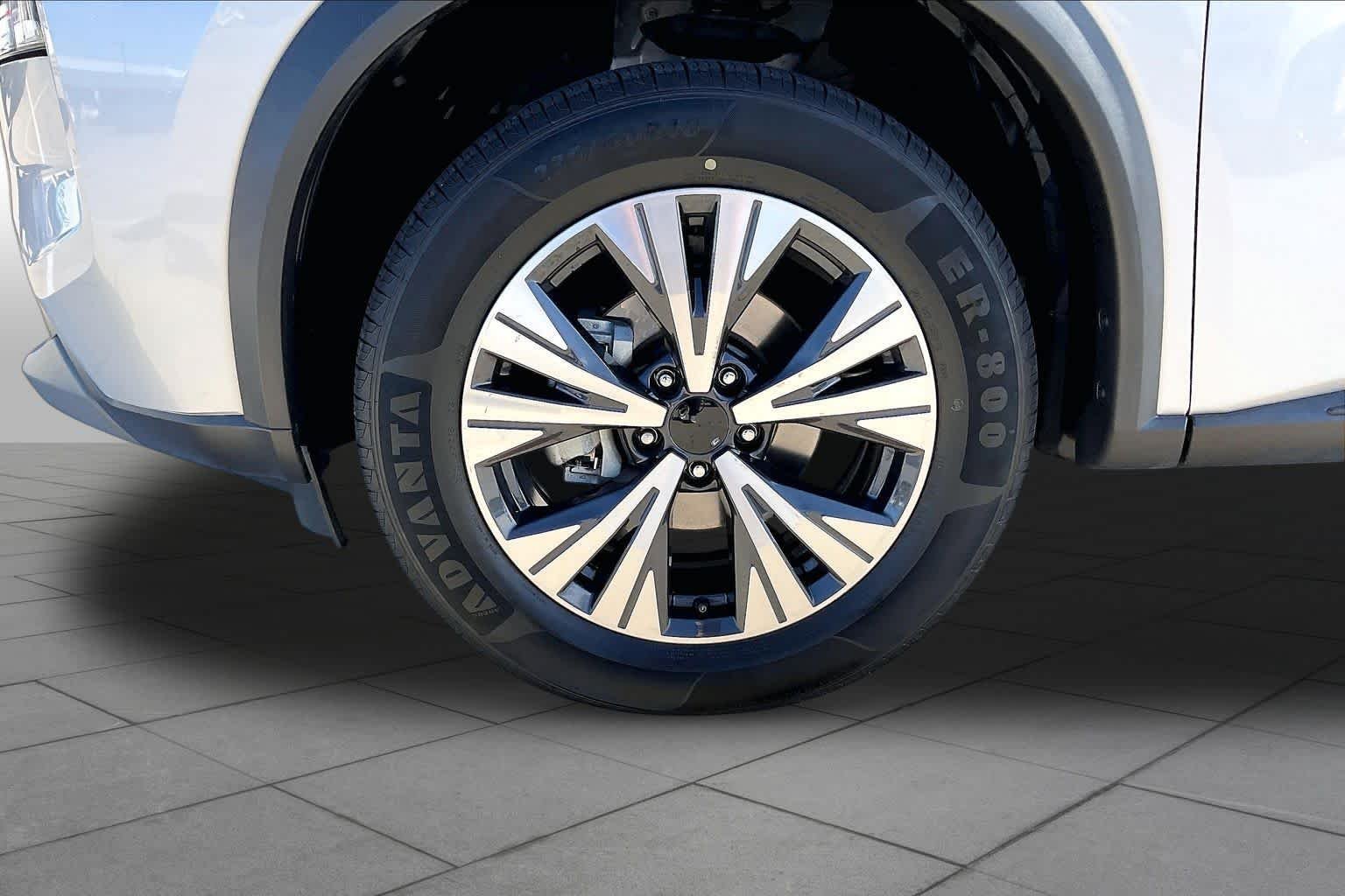 Used 2023 Brilliant Silver Metallic Nissan SV image 11