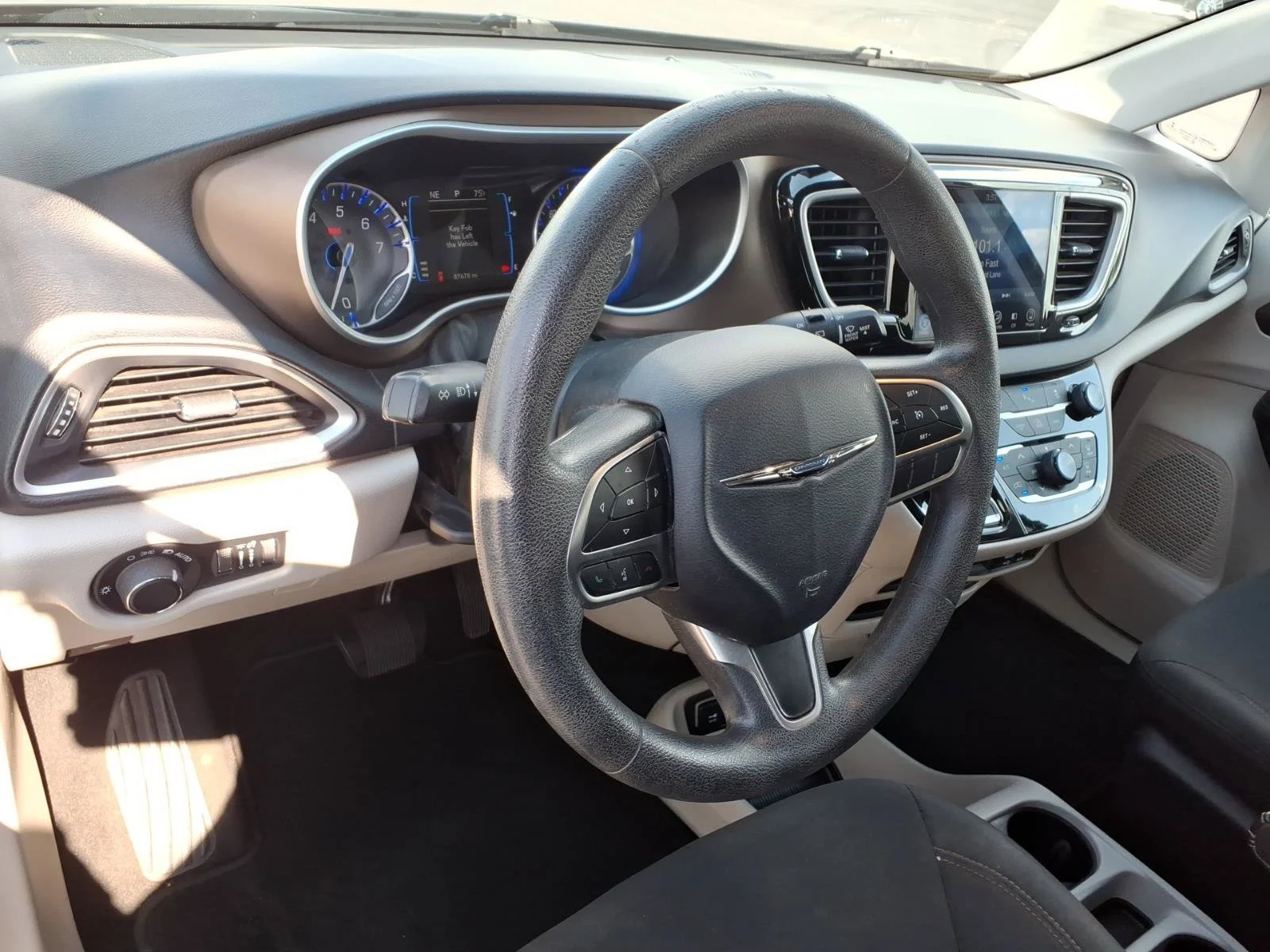 Used 2017 Brilliant Black Crystal Pearlcoat Chrysler Touring image 8