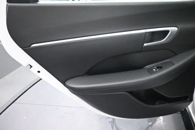 Used 2025 White Hyundai SEL image 18