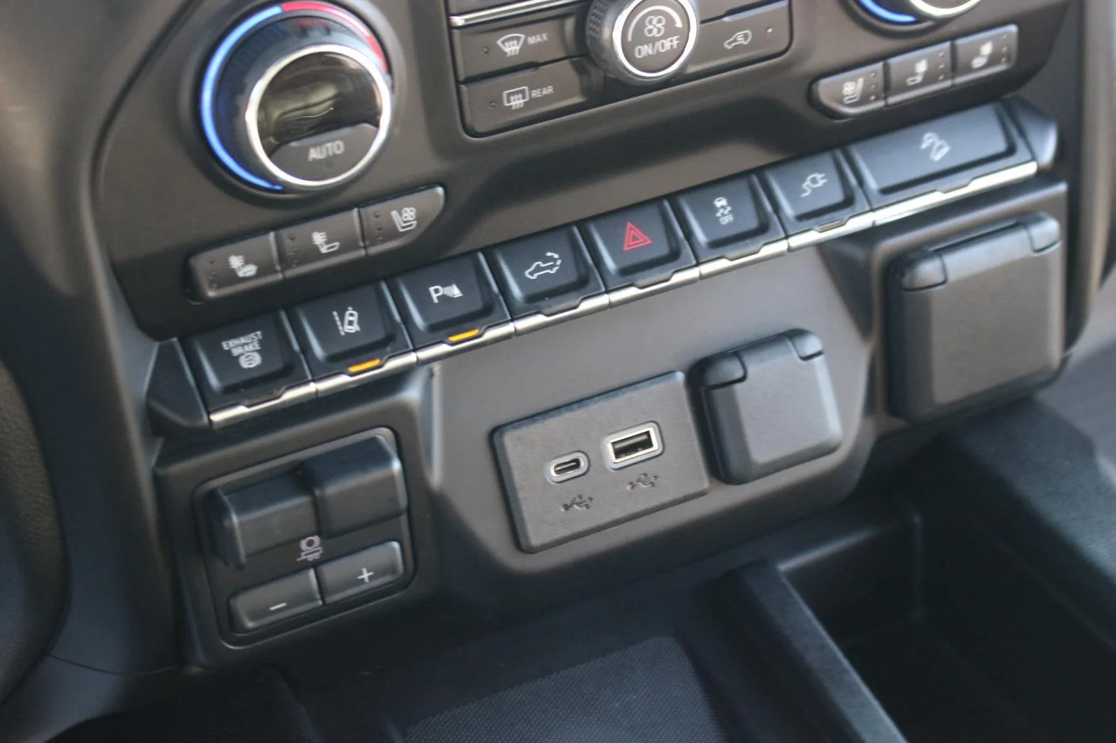 Used 2021 IRIDESCENT PEARL TRICOAT Chevrolet High Country image 27
