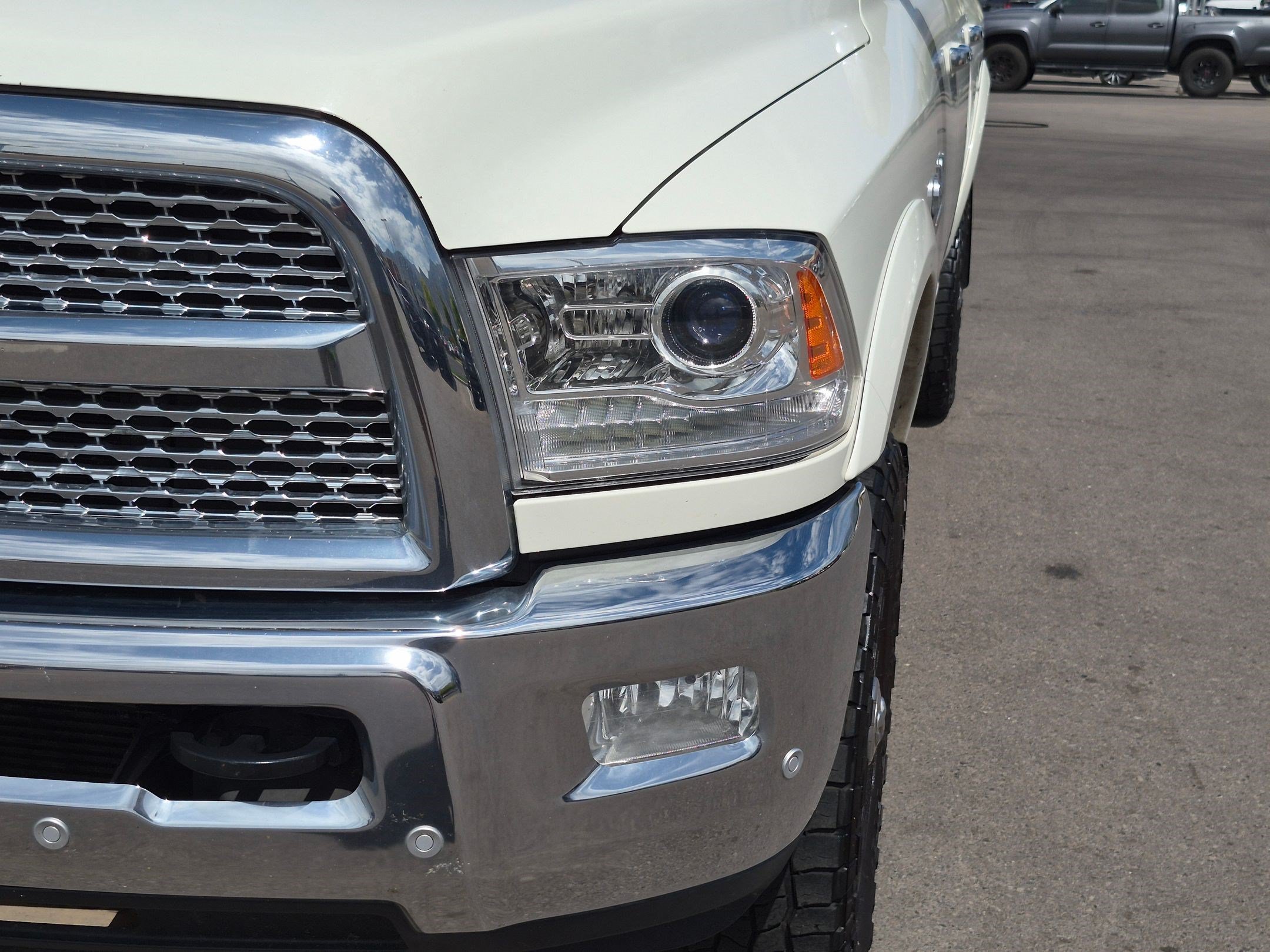 Used 2018 Pearl White Ram Laramie image 10