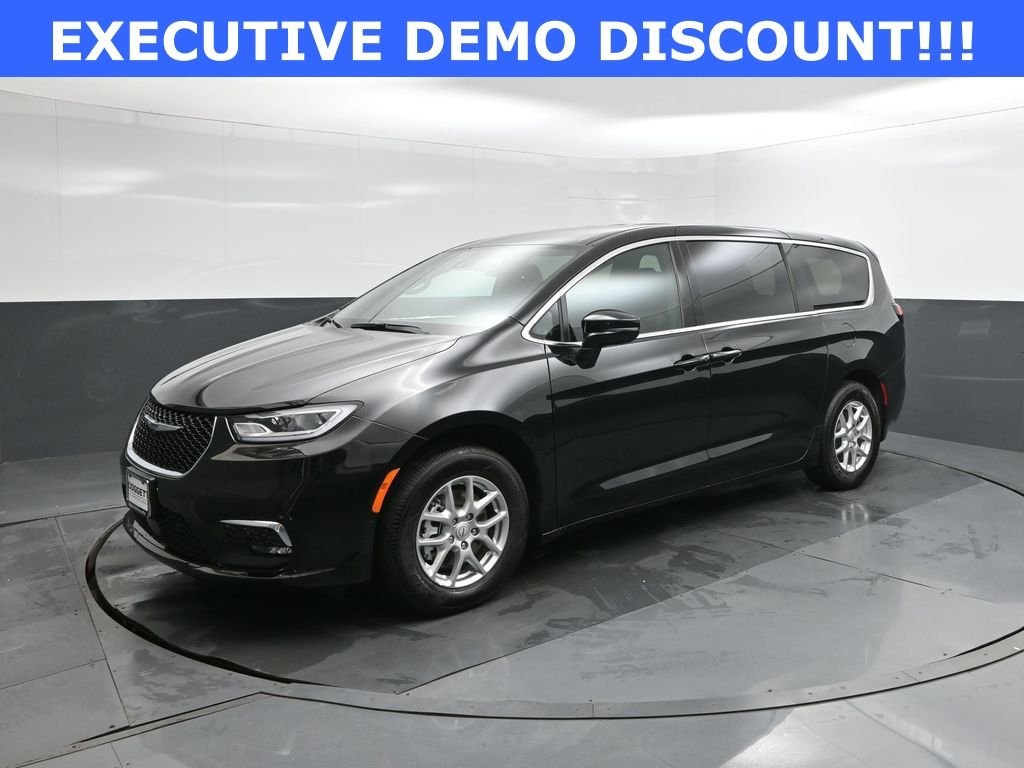 2026 Chrysler Pacifica Select's photo