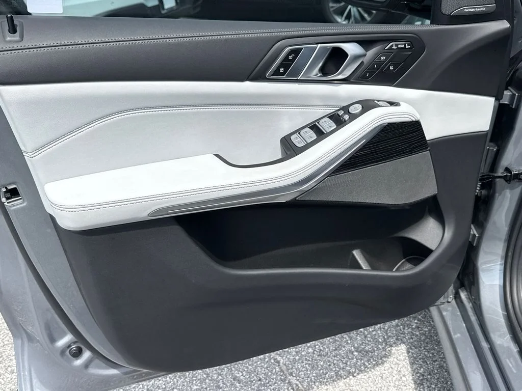 Used 2023 Gray BMW xDrive40i image 10