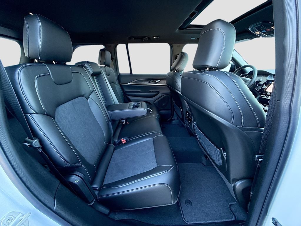 New 2026 Bright White Clear-Coat Exterior Paint Jeep Laredo Altitude image 31