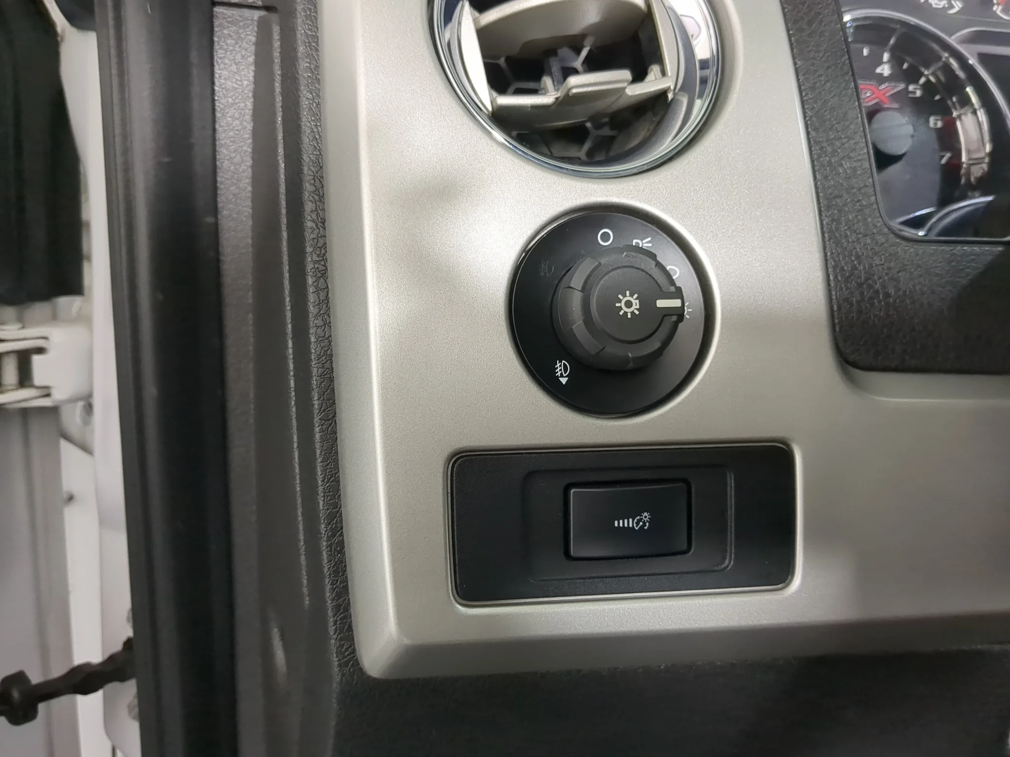 Used 2014 White Ford FX4 image 29