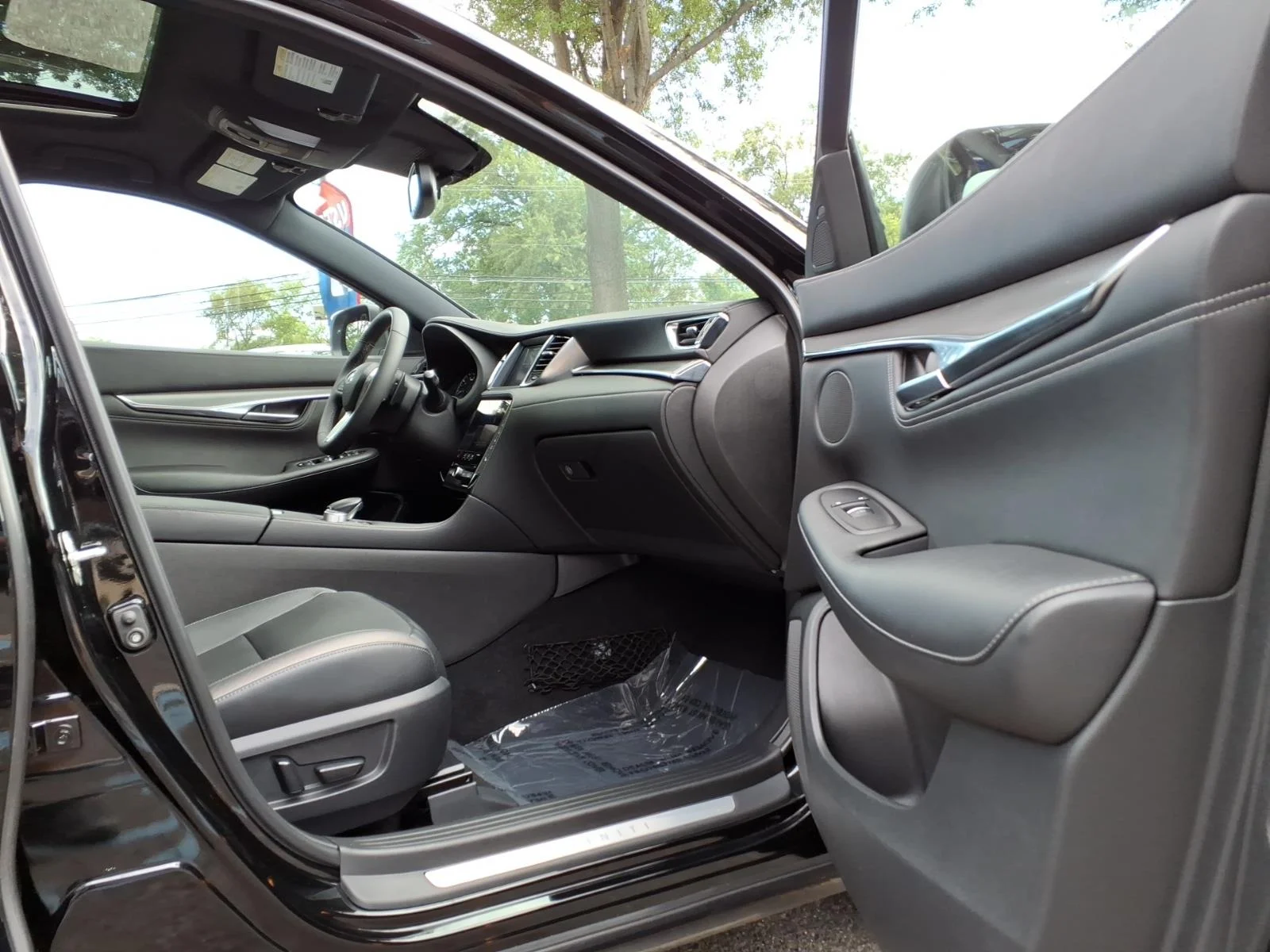 Used 2023 Black Obsidian INFINITI Luxe image 11