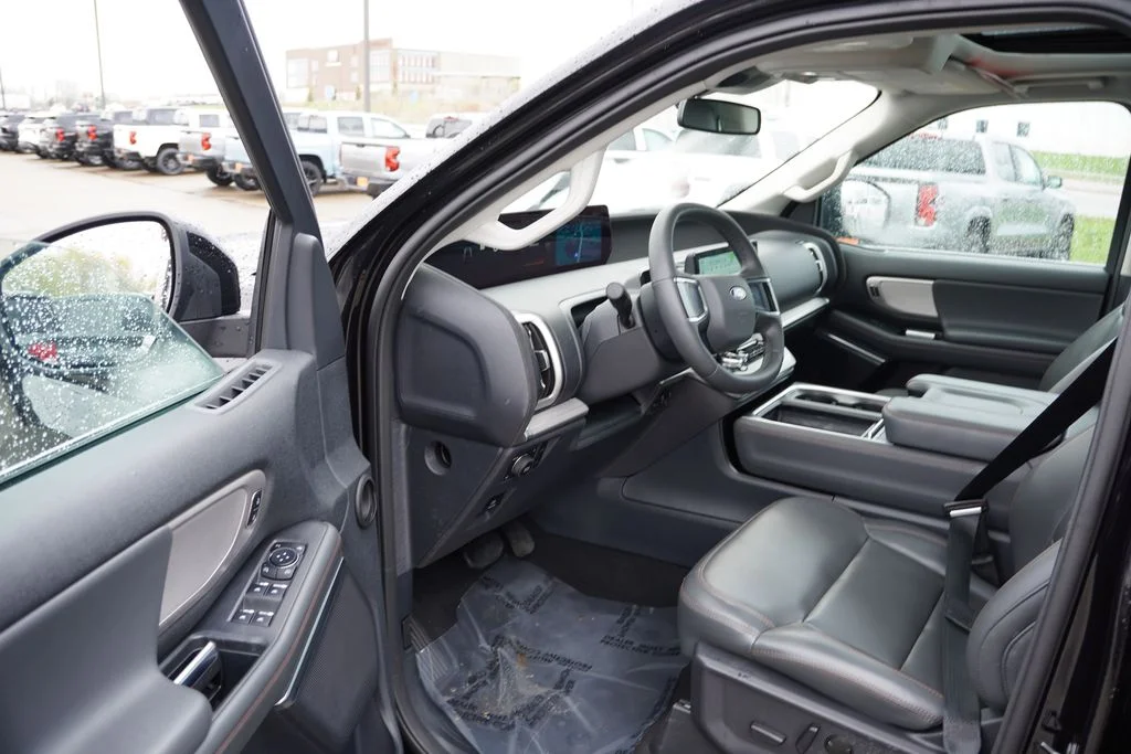 Used 2025 Agate Black Metallic Ford Active image 15