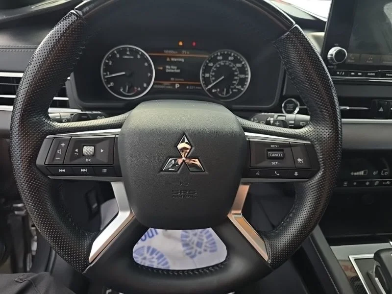 Used 2022  Mitsubishi SE image 11