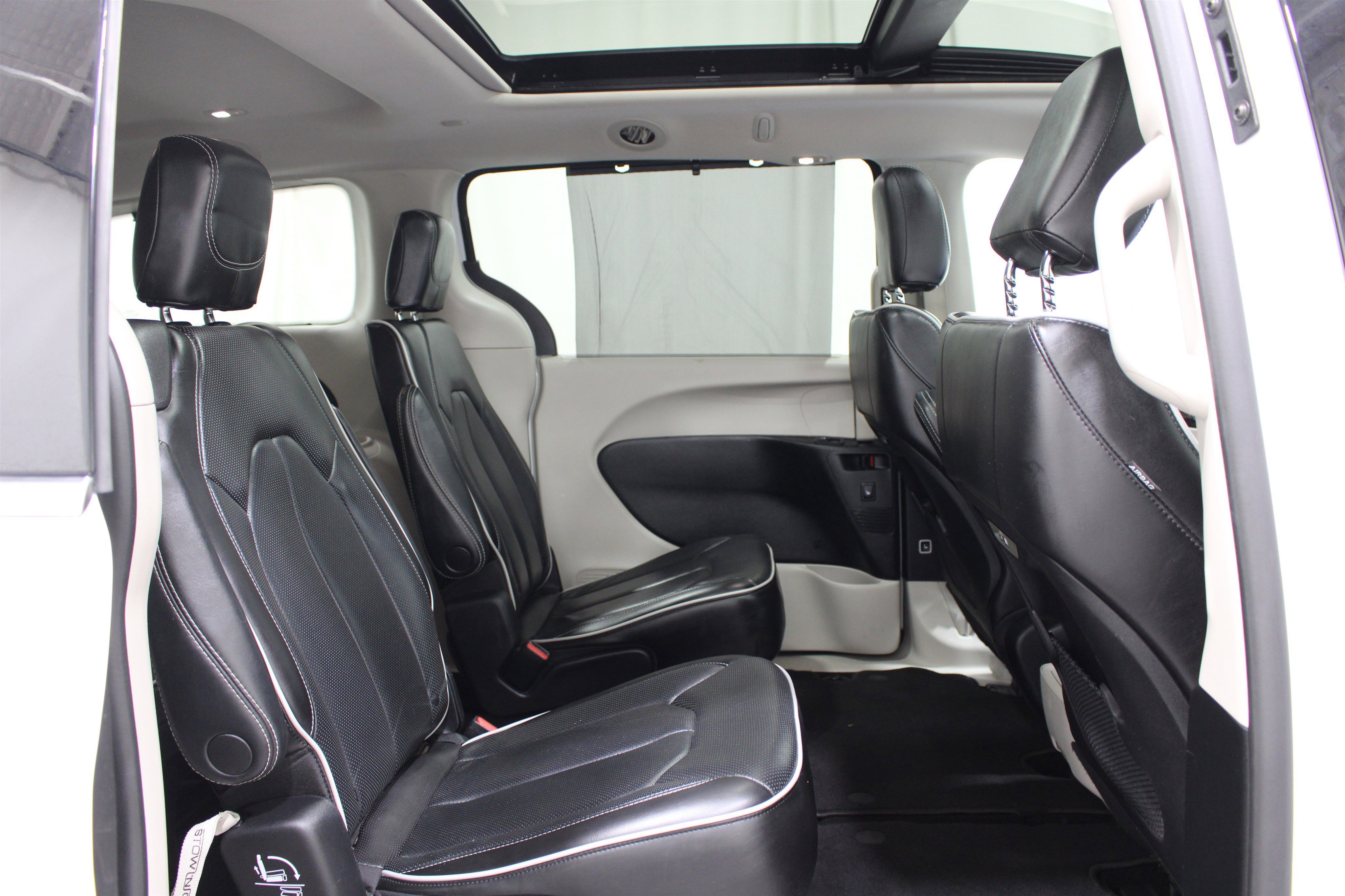 Used 2023 Bright White Clearcoat Chrysler Limited image 26