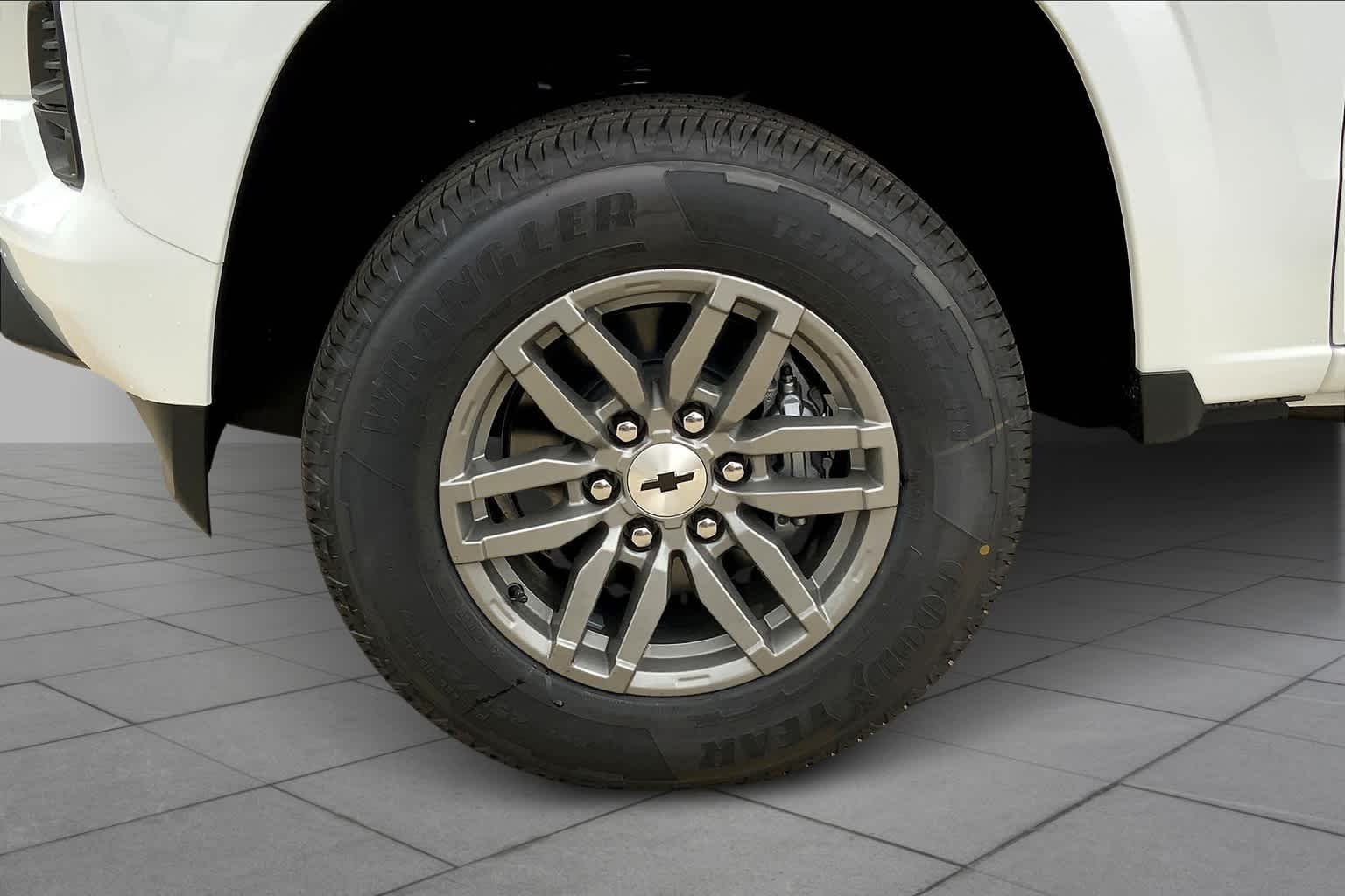 Used 2024 Summit White Chevrolet 2WD LT image 12