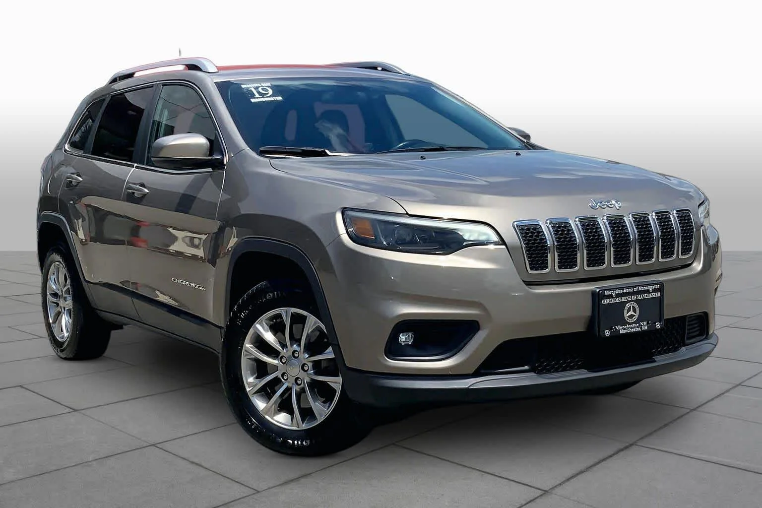 Used 2019 Light Brownstone Pearlcoat Jeep Latitude Plus image 3