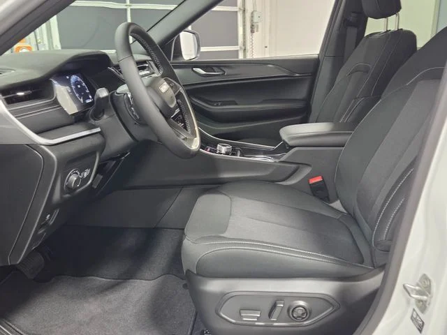 New 2026 Bright White Clear-Coat Exterior Paint Jeep Laredo X image 5