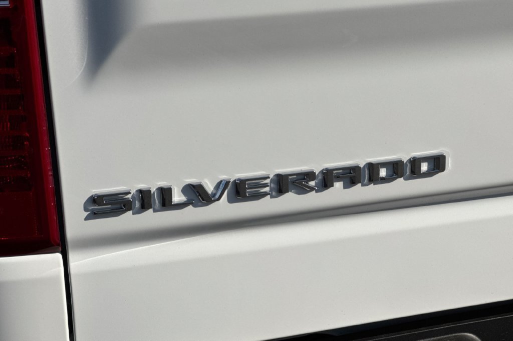 New 2026 Summit White Chevrolet WT image 24