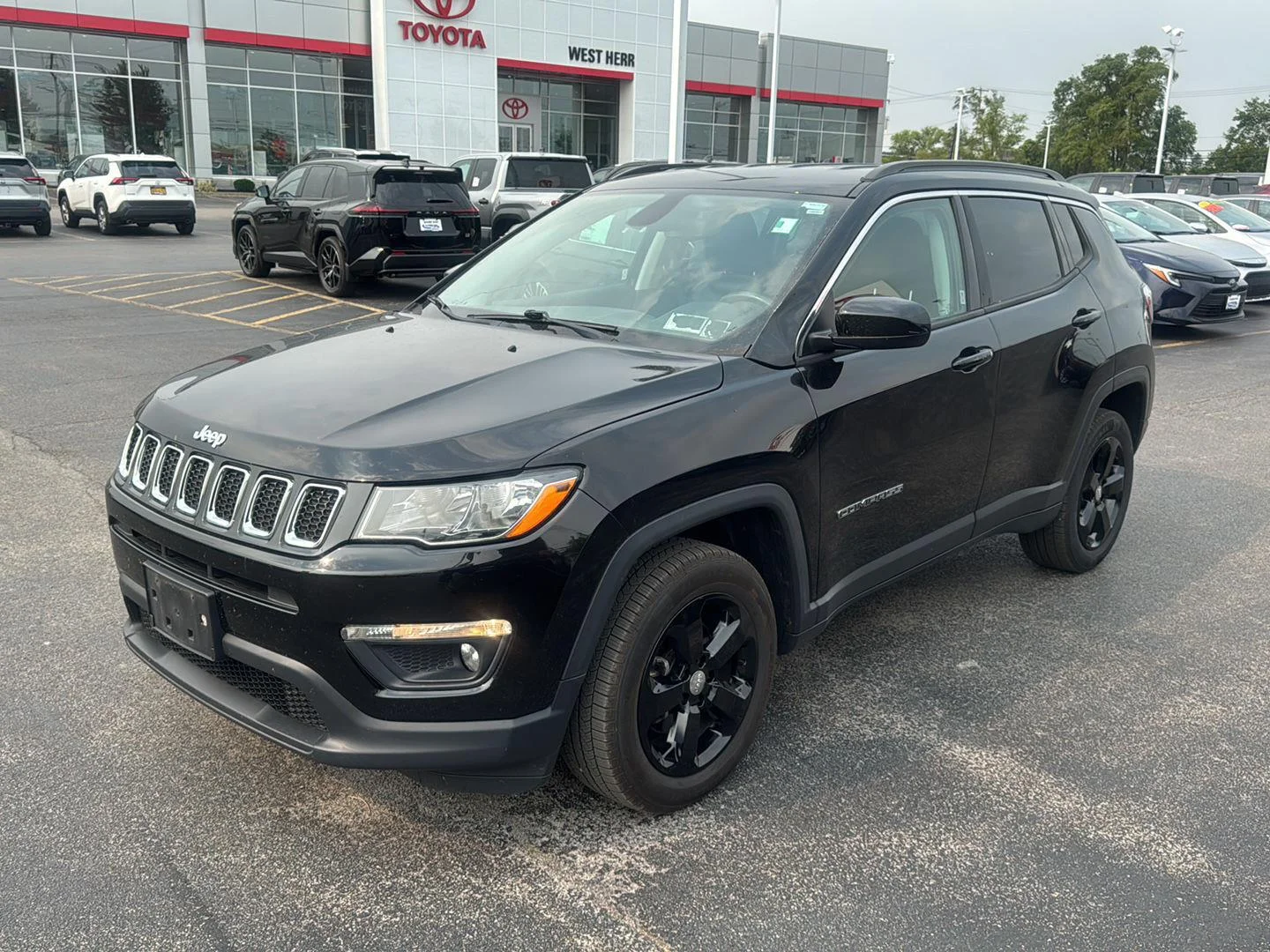 Used 2018 Diamond Black Crystal Pearlcoat Jeep Latitude image 3