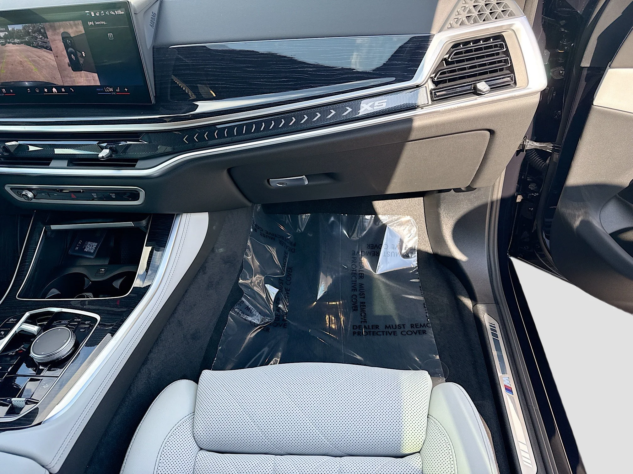 New 2026 Carbon Black Metallic BMW xDrive50e image 18