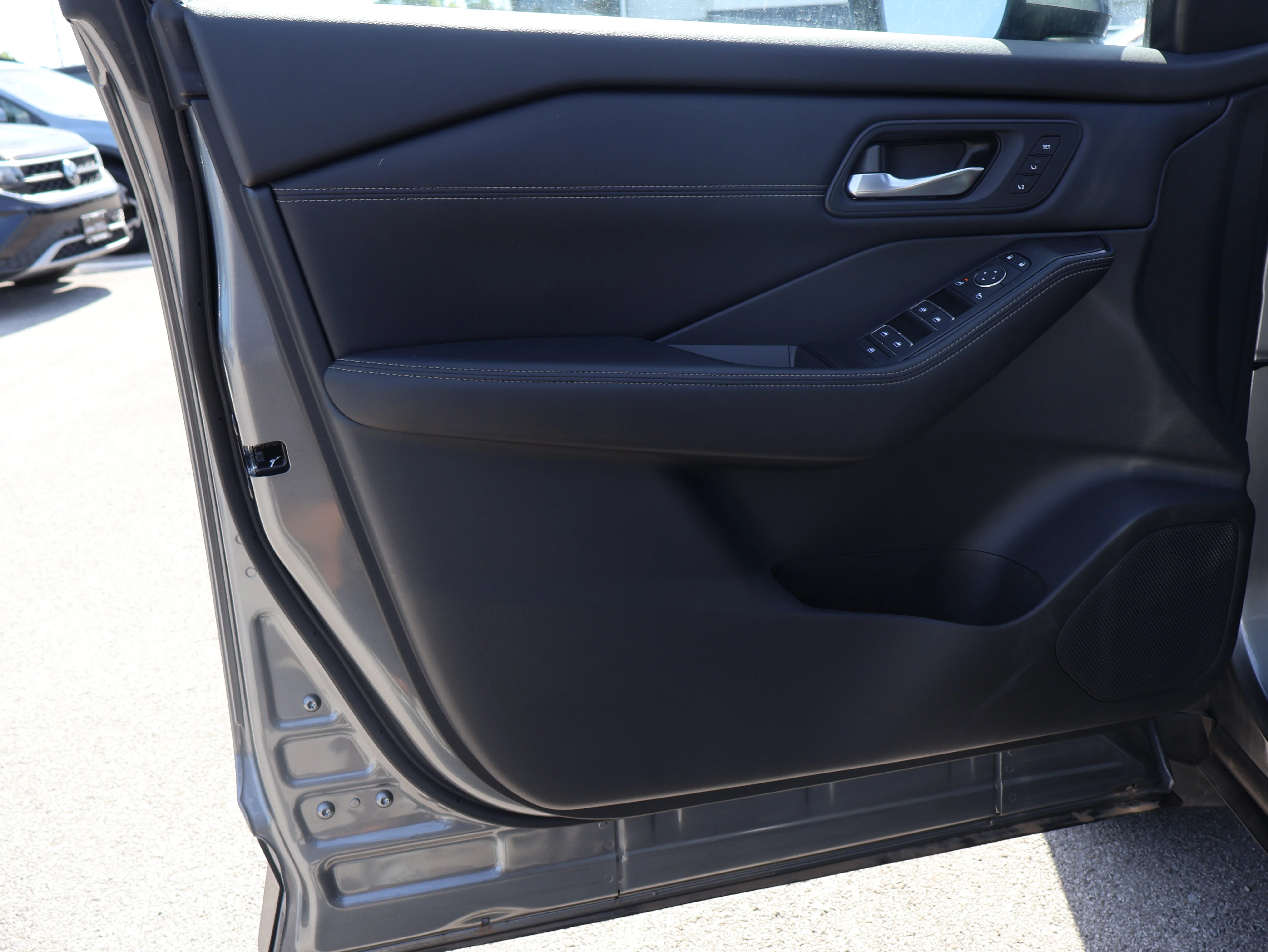 Used 2025 Gun Metallic Nissan SL image 38