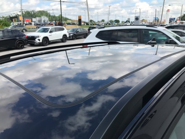 New 2026 Pure White w/Deep Black Roof Volkswagen SE Black image 5