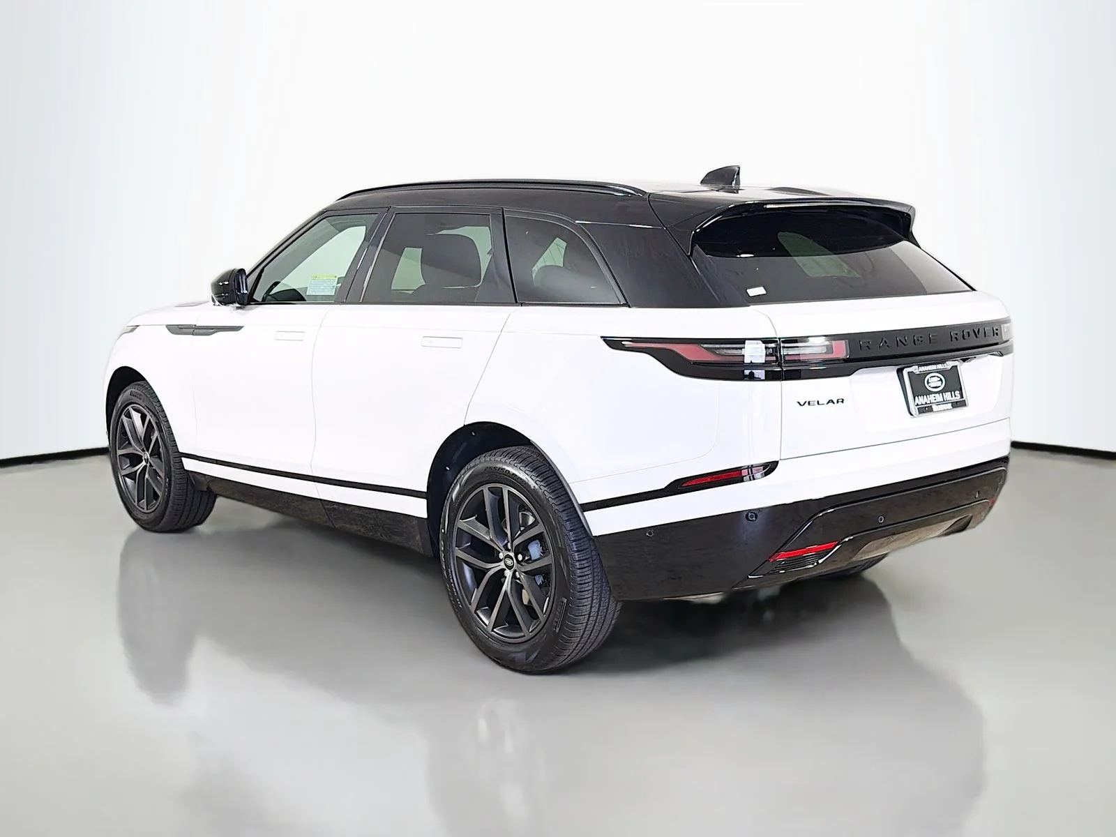 New 2026 Fuji White Land Rover Belgravia Edition image 3