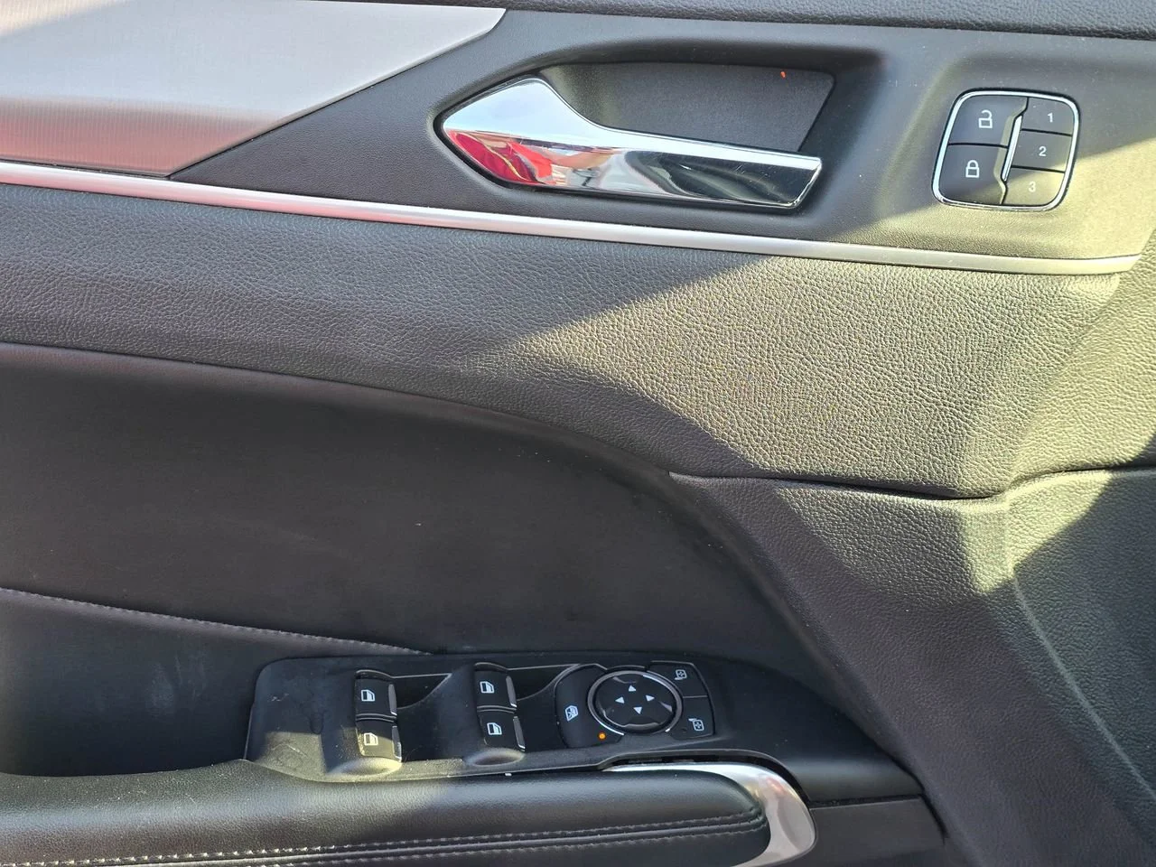 Used 2019 White Lincoln Standard image 8