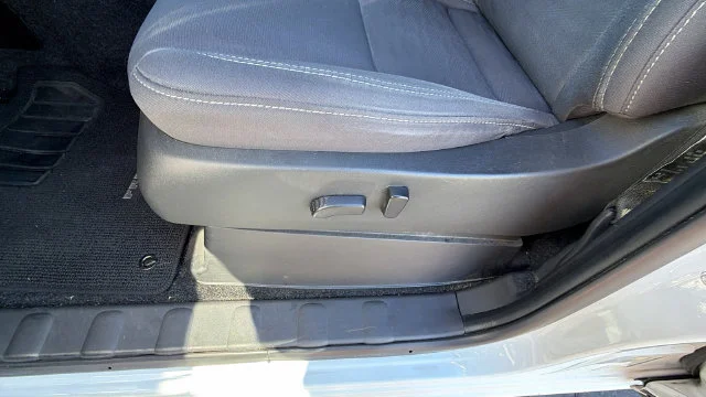 Used 2022 Glacier White Nissan SV image 21