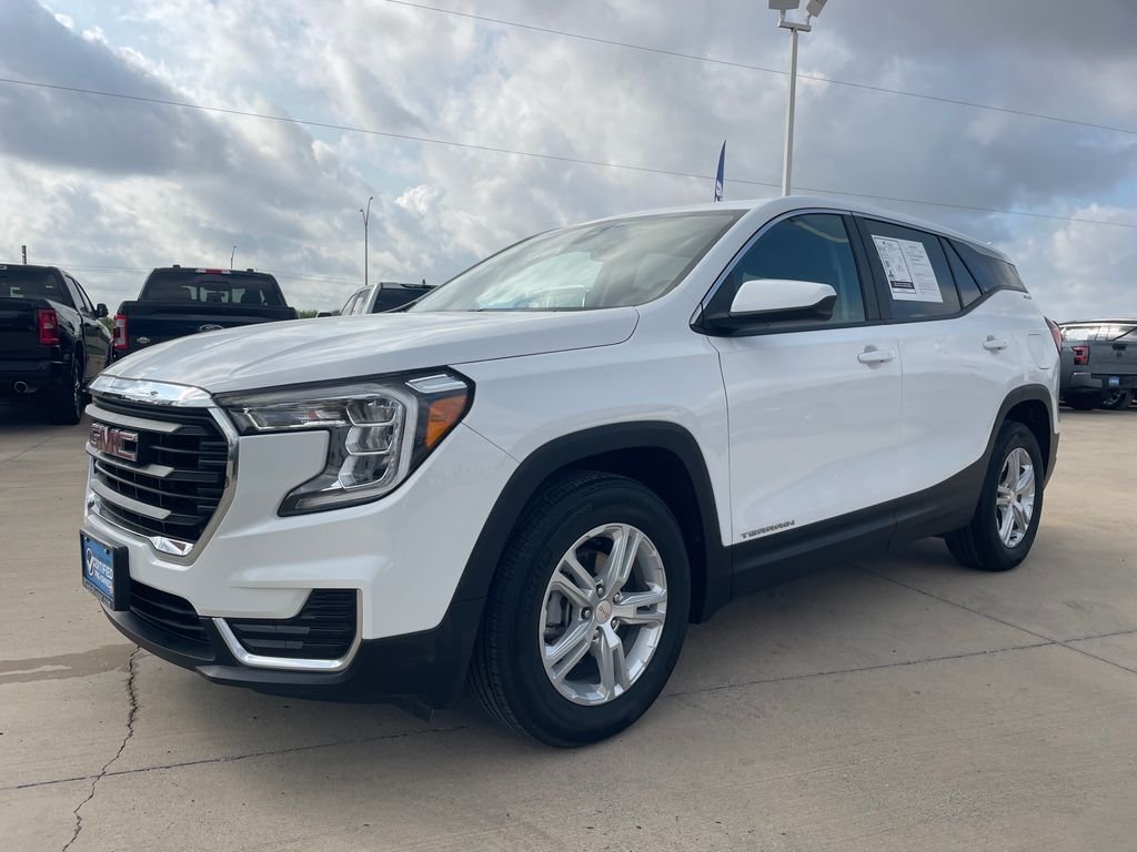Used 2024 White GMC SLE image 1