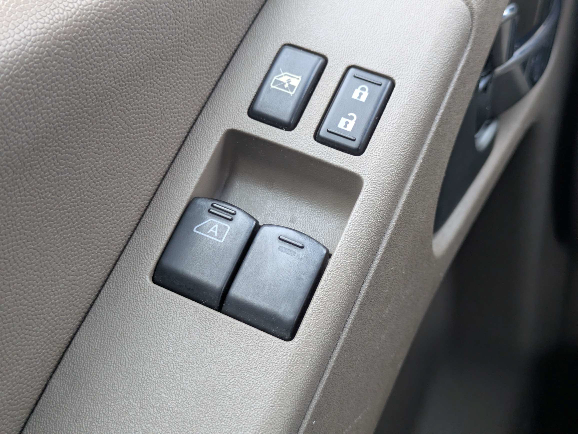 Used 2015 White Nissan SV image 18
