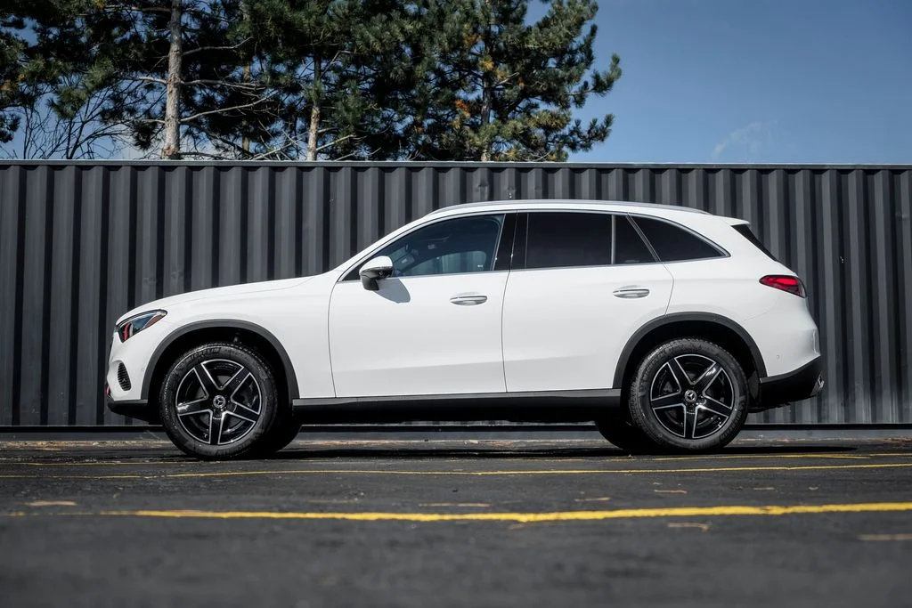 New 2027 Polar White Mercedes-Benz GLC 300 image 3