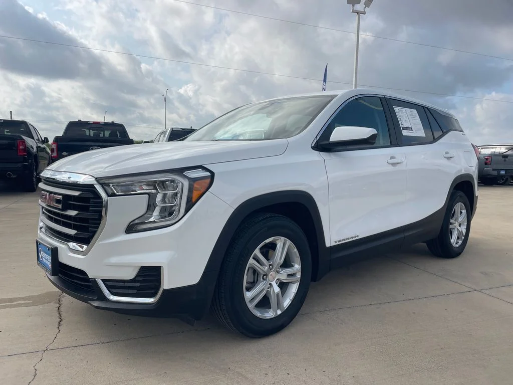 Used 2024 White GMC SLE image 1
