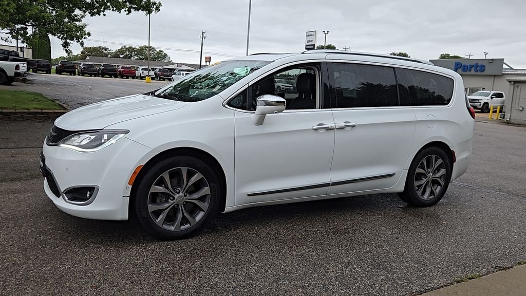 Used 2018 White Chrysler Limited image 4