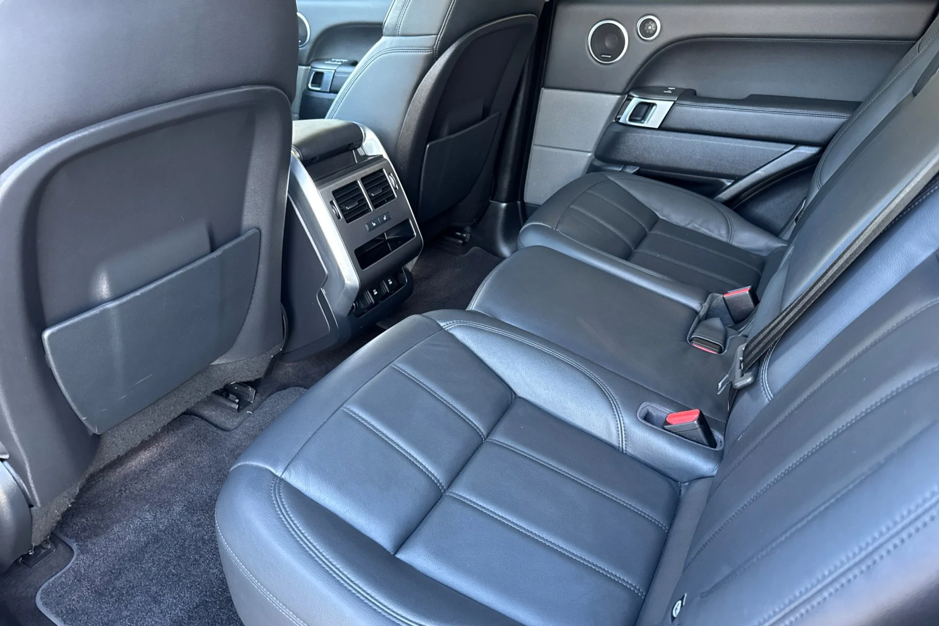 Used 2021 Eiger Grey Metallic Land Rover SE image 4