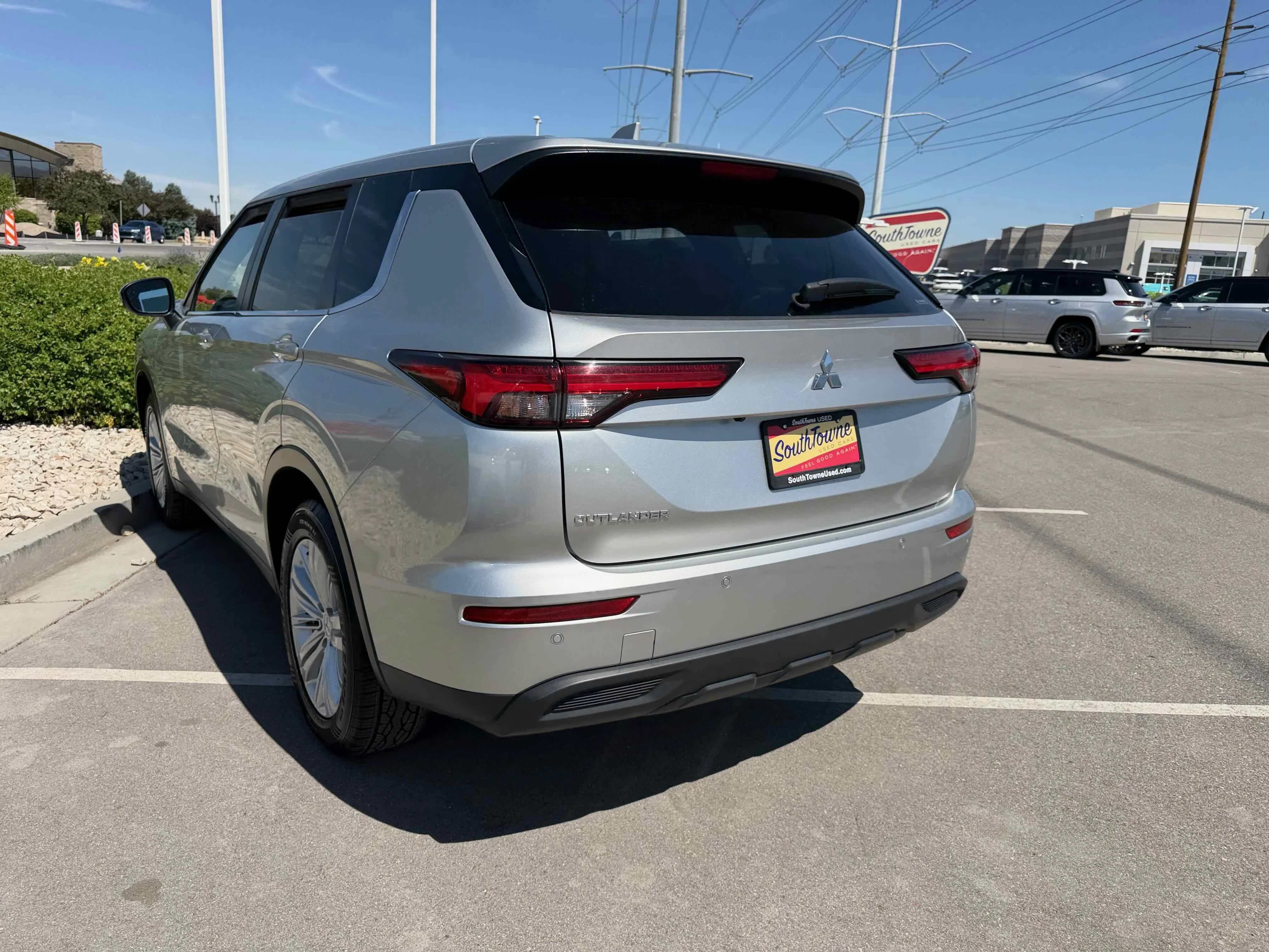 Used 2024  Mitsubishi ES image 5