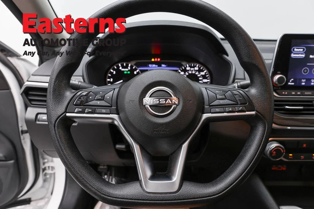 Used 2025 White Nissan 2.5 SV image 10