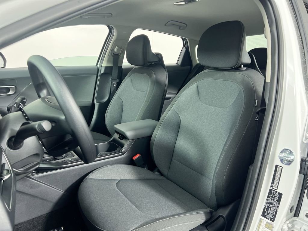 New 2026 Snow White Pearl Kia LX image 13