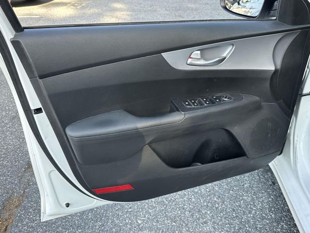 Used 2023 White Kia LXS image 27
