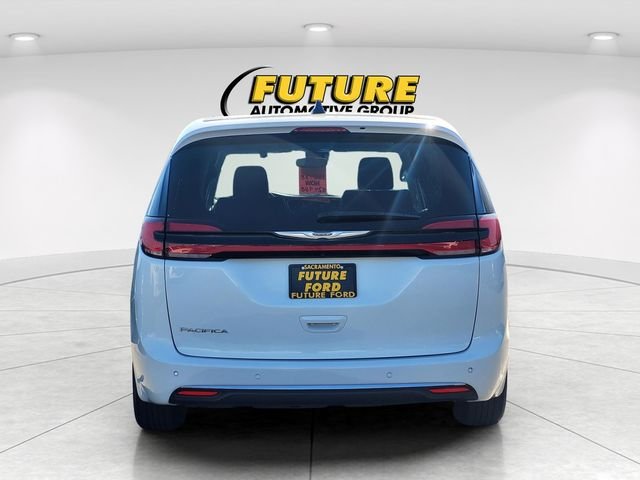 Used 2023 White Chrysler Touring L image 5