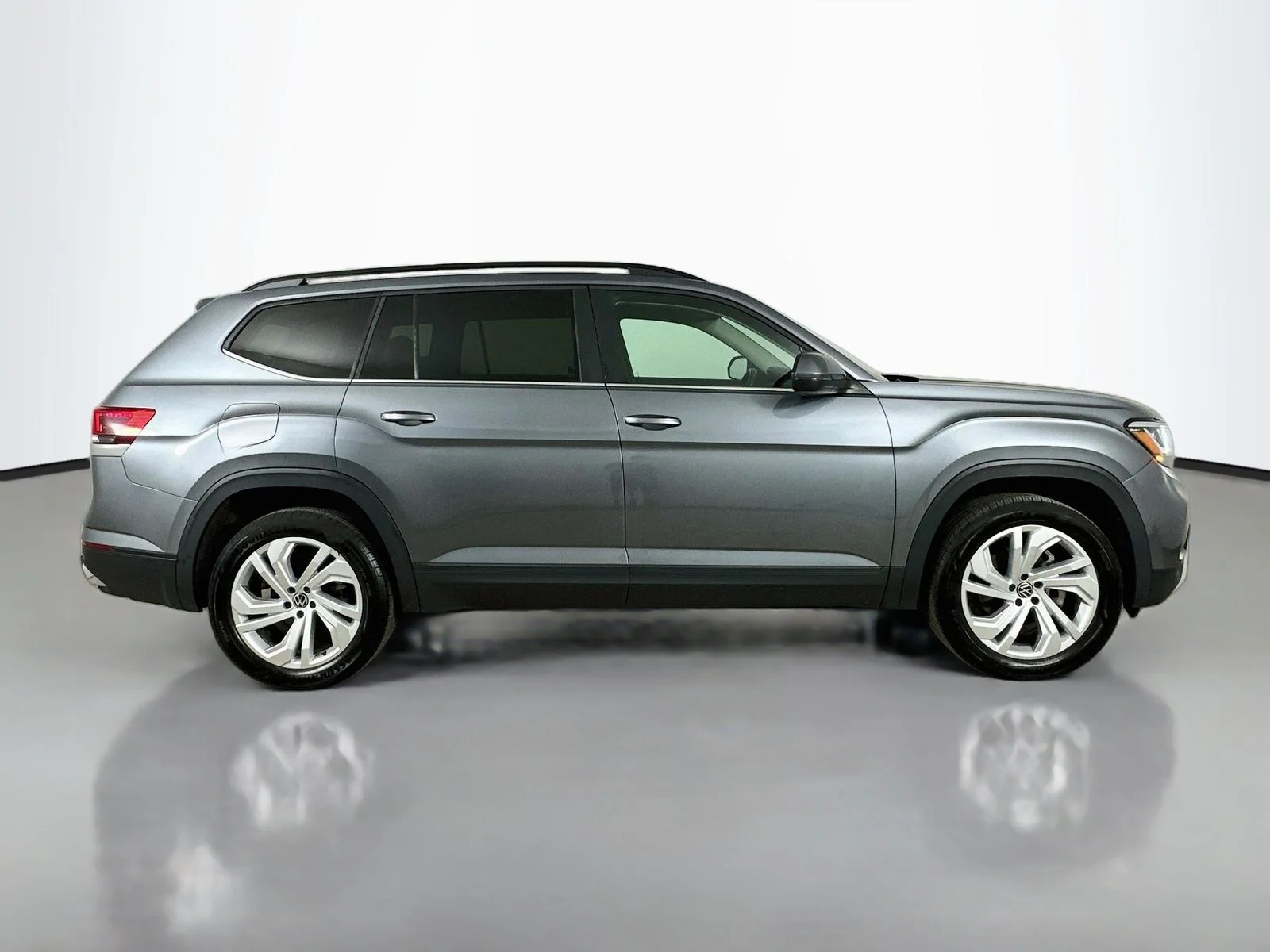 Used 2021  Volkswagen  image 4