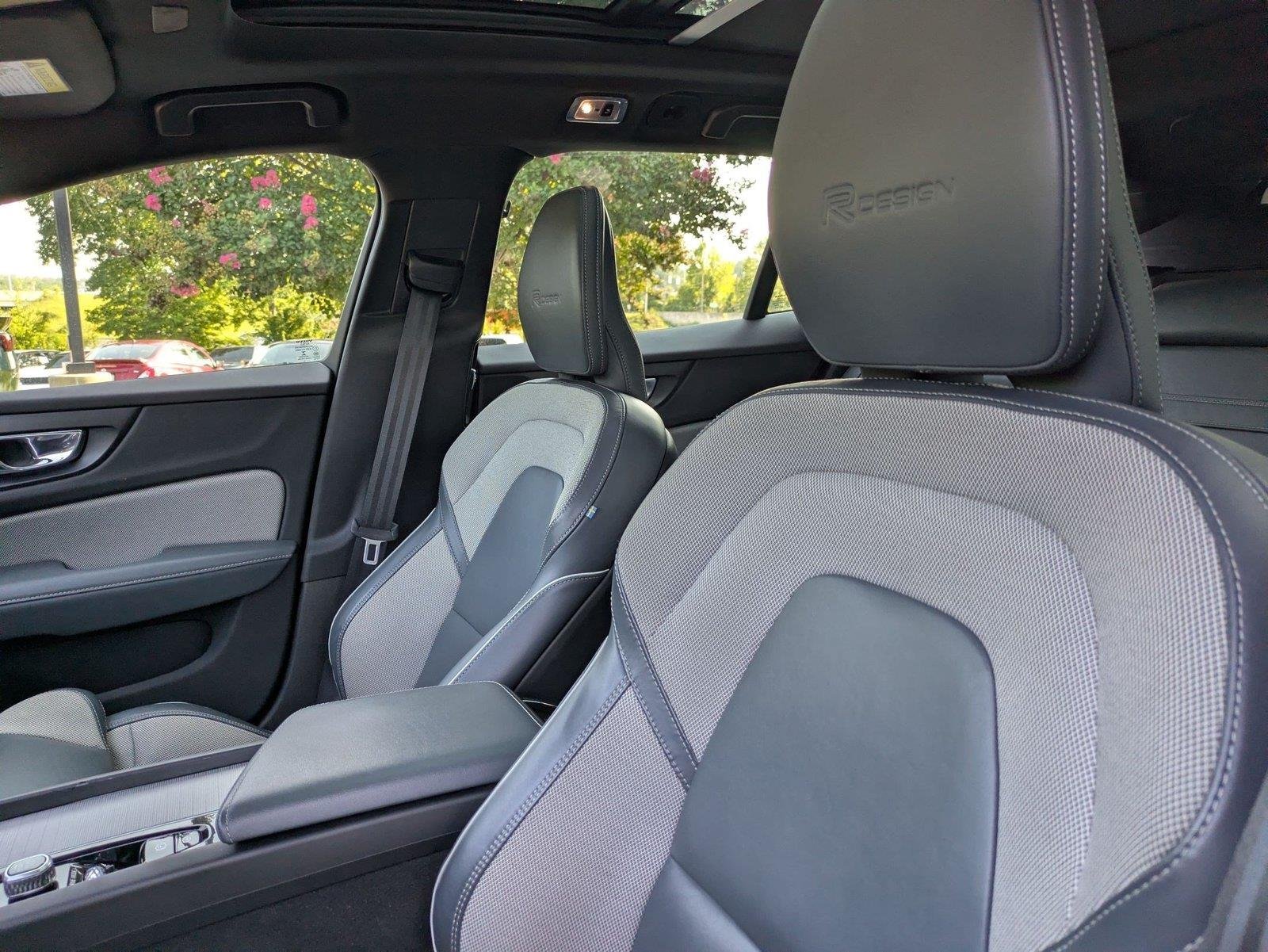 Used 2020 Pebble Grey Metallic Volvo R-Design image 10