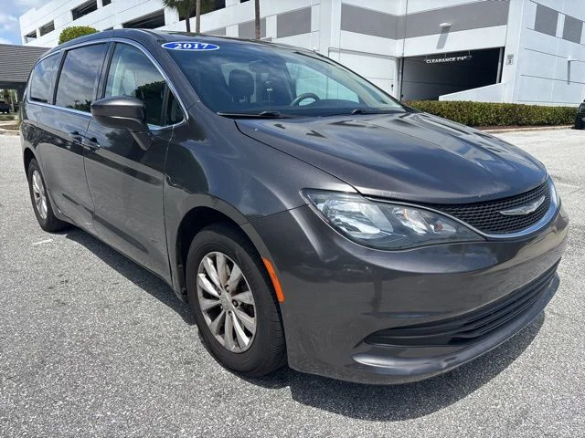 2017 Chrysler Pacifica Touring's photo