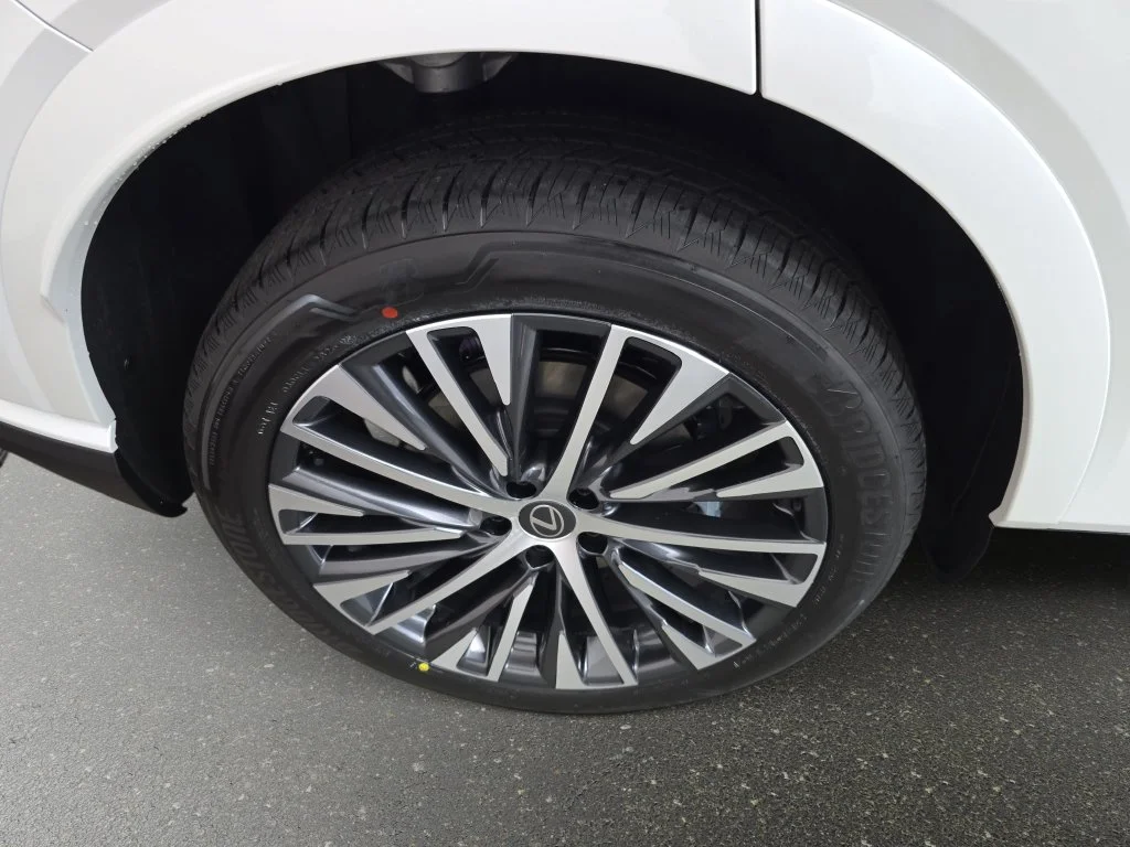 New 2026 Eminent White Pearl Lexus PREMIUM PLUS image 30