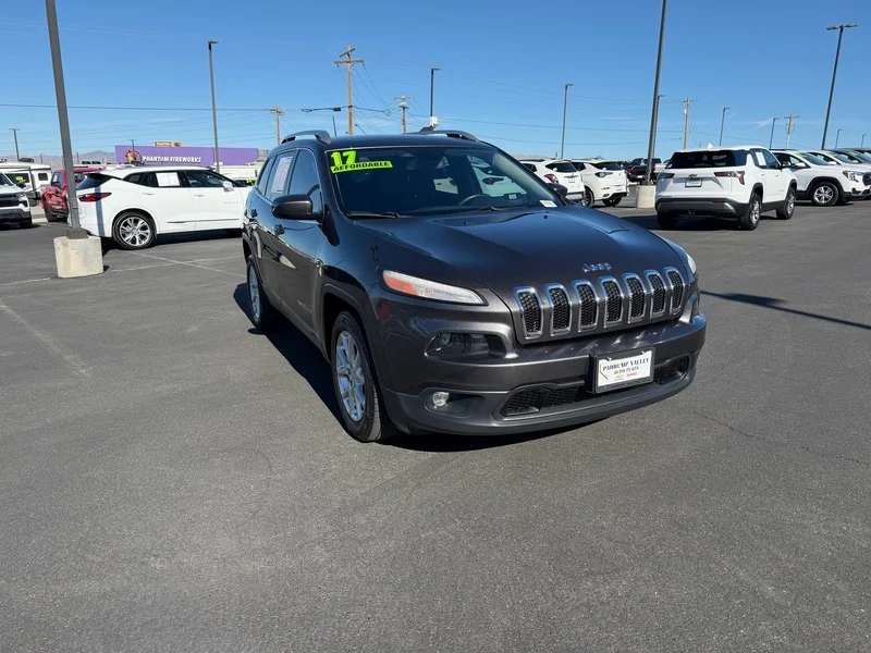 Used 2017 Granite Crystal M Jeep Latitude image 1