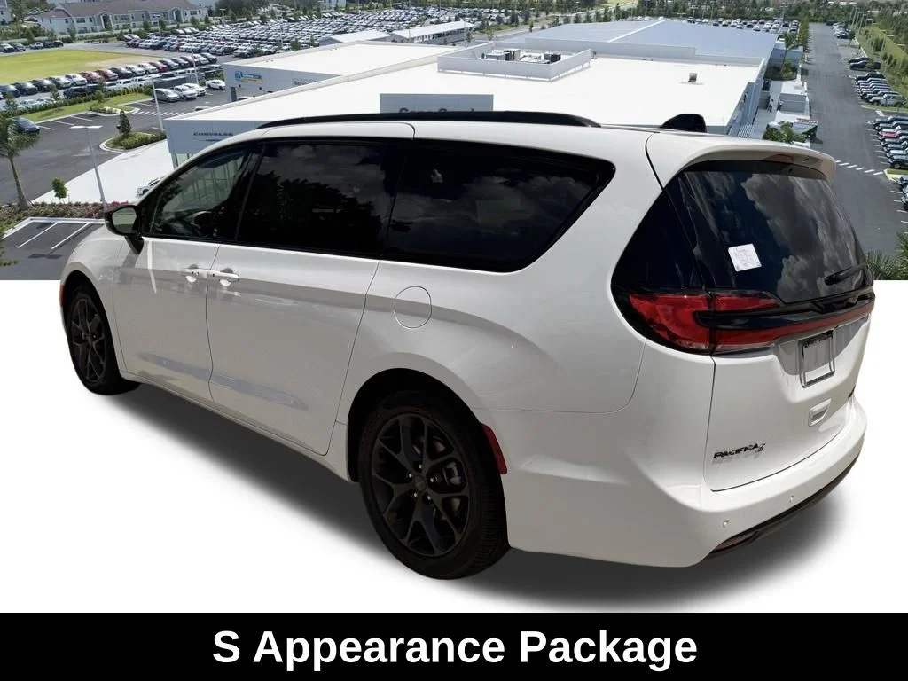 New 2027 Bright White Clear-Coat Exterior Paint Chrysler Limited image 6